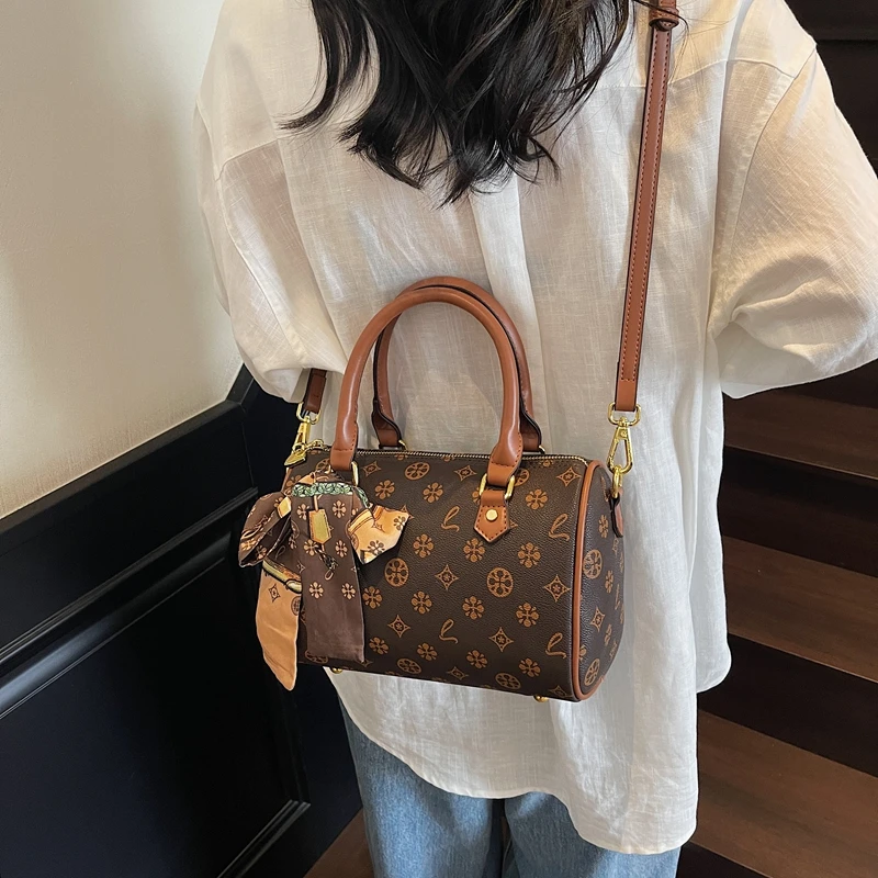 Luxury Lifestyle Handbags - حقيبة كتف نسائية أنيقة من الجلد